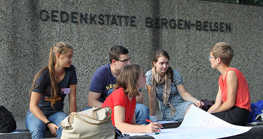 Teilnehmer_innen der Bergen-Belsen International Summer School tauschen sich in einem Workshop zu ihren Ideen aus, 18. September 2014. Foto: Sytse Wierenga