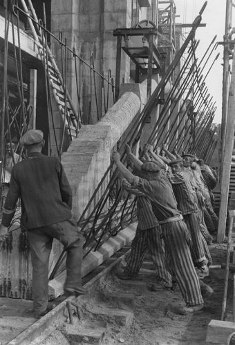 Zwangsarbeiter beim Bau des Bunkers Valentin, 1944. Foto: Seubert, im Auftrag der Marineoberbauleitung, Bundesarchiv/LzpB Bremen