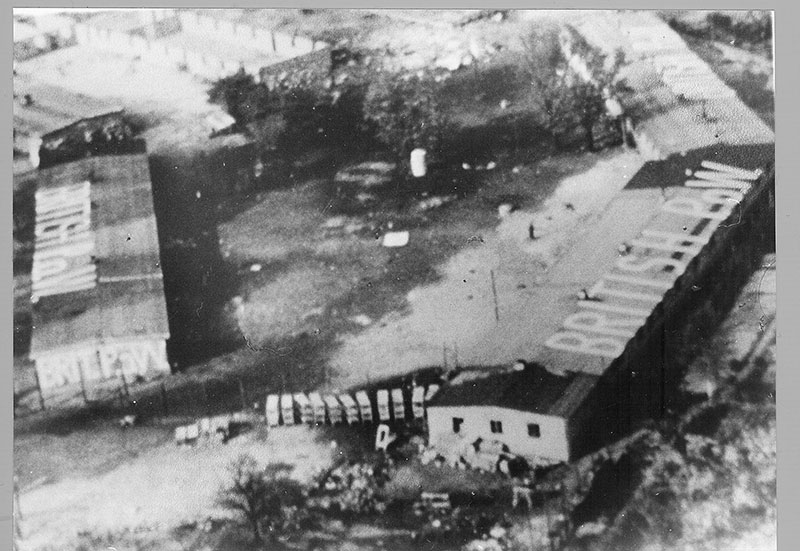 Luftaufnahme der britischen Royal Air Force vom bereits geräumten Außenlagers Schillstraße, April 1945. Foto: Gedenkstätte Schillstraße