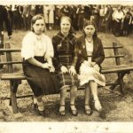 Drei Frauen sitzen auf einer Bank