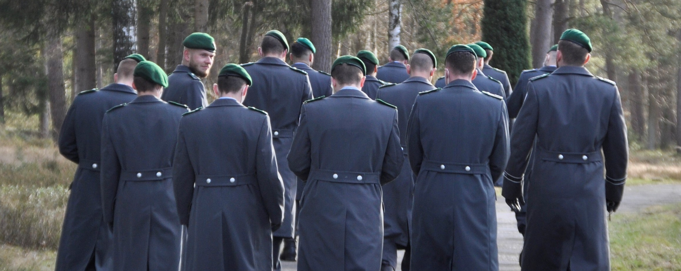 Soldaten der Bundeswehr in der Gedenkstätte Bergen-Belsen (Tessa Bouwmann)