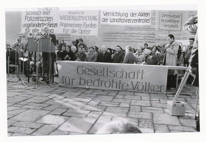 Gedenk- und Protestkundgebung „In Auschwitz vergast, bis heute verfolgt“ in der Gedenkstätte Bergen-Belsen am 27. Oktober 1979, Fotografin: Uschi Dresing.
